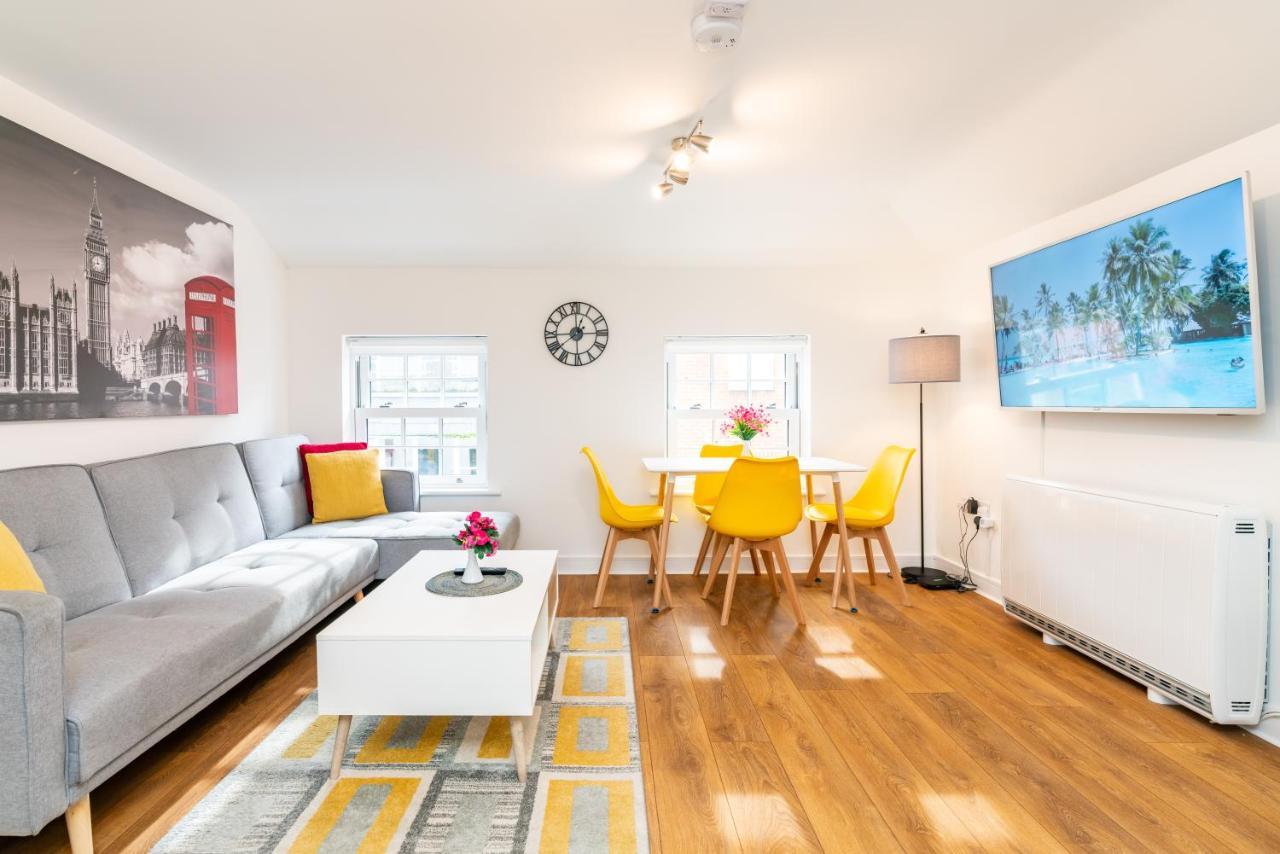 Town Center Apartment With 55” Smart Tv+Netflix Andover Zewnętrze zdjęcie