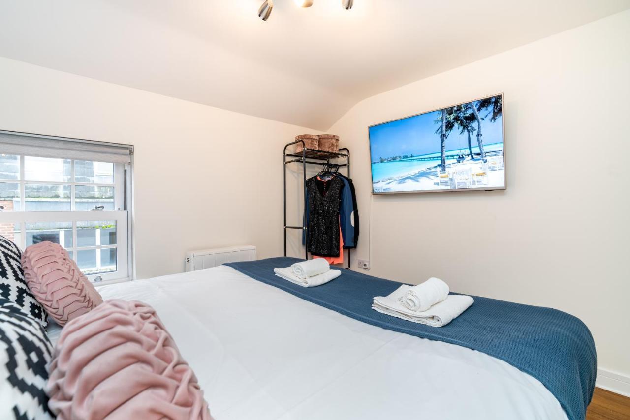 Town Center Apartment With 55” Smart Tv+Netflix Andover Zewnętrze zdjęcie