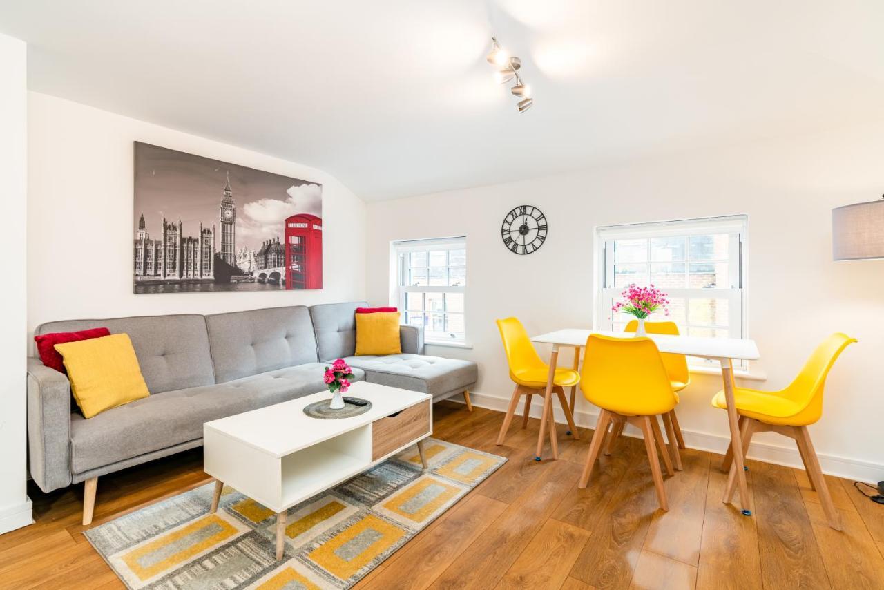 Town Center Apartment With 55” Smart Tv+Netflix Andover Zewnętrze zdjęcie