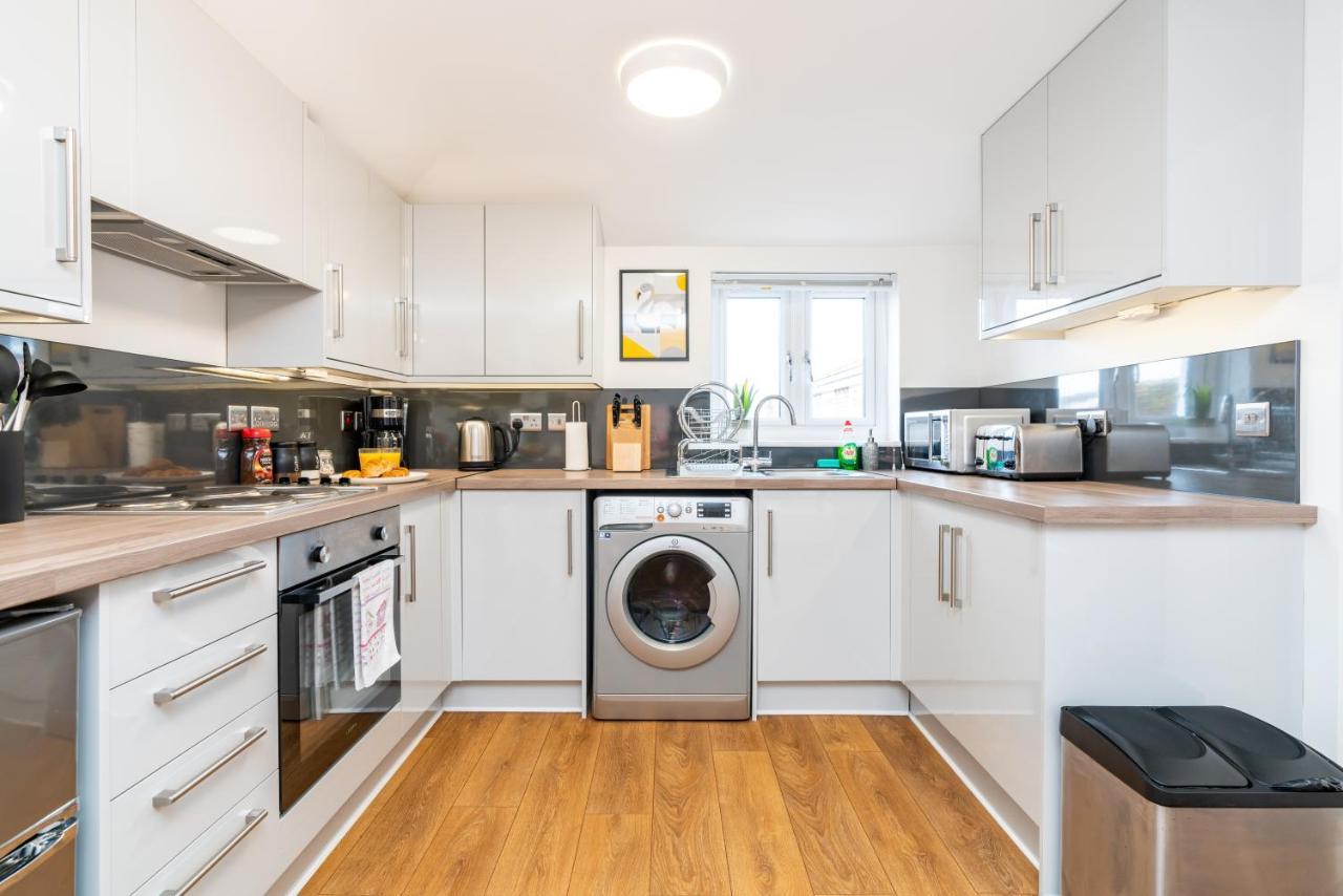 Town Center Apartment With 55” Smart Tv+Netflix Andover Zewnętrze zdjęcie