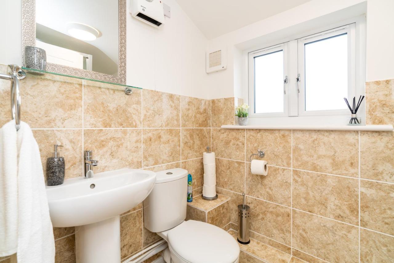 Town Center Apartment With 55” Smart Tv+Netflix Andover Zewnętrze zdjęcie
